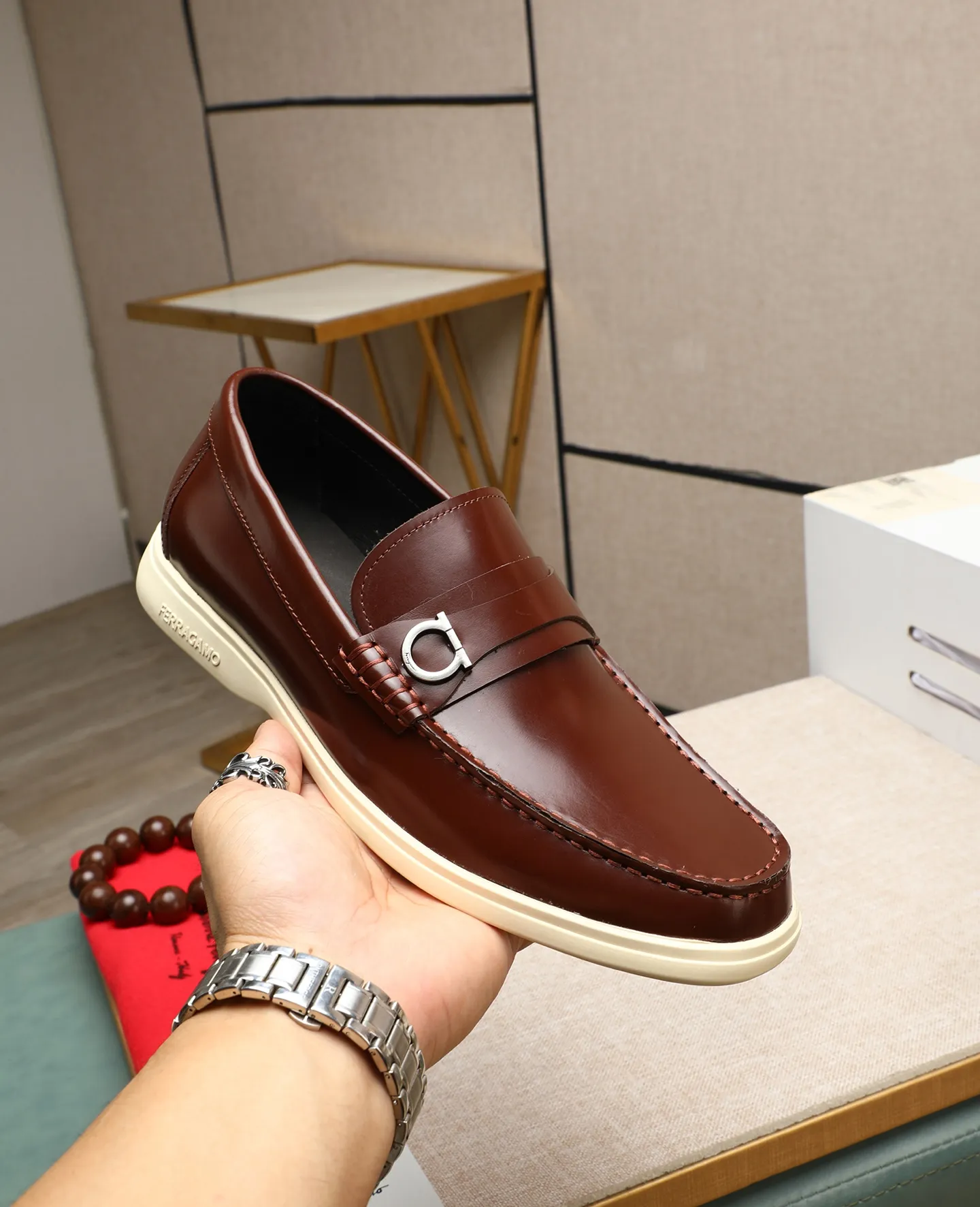 Men's shoes 💰580 📛📛(water-dyed cow lining) Salvatore Ferragamo high-end (Salvatore Ferragamo) is the top international luxury footwear brand. It comes from the fashion kingdom of Italy. It is famous all over the world for its traditional handmade design and novel styles... 🚶🏻🚶🏻New suit shoes are available simultaneously at the counter. This style is purely handmade. The fabric is imported Italian calfskin➕Soft water-dyed cowhide lining. Original authentic outsole🌀🌀Size: 38➖44 (45 46 customized)